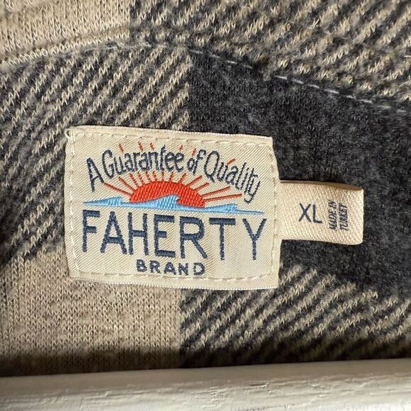 Faherty Mens Legend Sweater Shirt Size XL Tan Charcoal Buffalo plaid gorpcore ou - Picture 2 of 8
